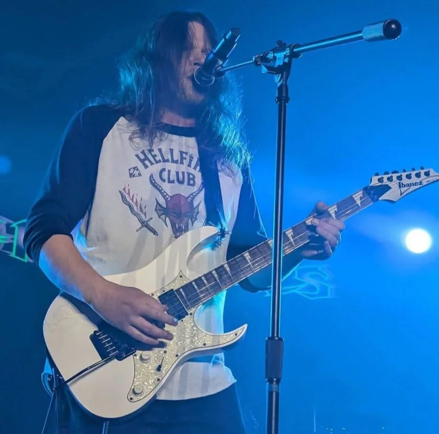 Live on stage, white Ibanez (1200×1187)